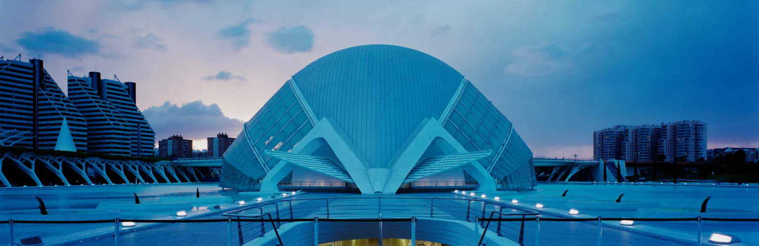 Bau von Santiago Calatrava in Valencia unter blauem Abendhimmel