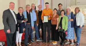 Gruppenfoto bei der Verleihung des Umwelt-Awards 2024 an Markus Bollen