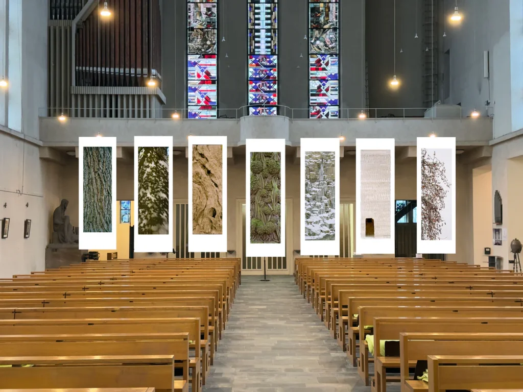 Montage: Panoramabilder von Markus Bollen als hohe Banner im Kirchenraum der City-Kirche Leverkusen